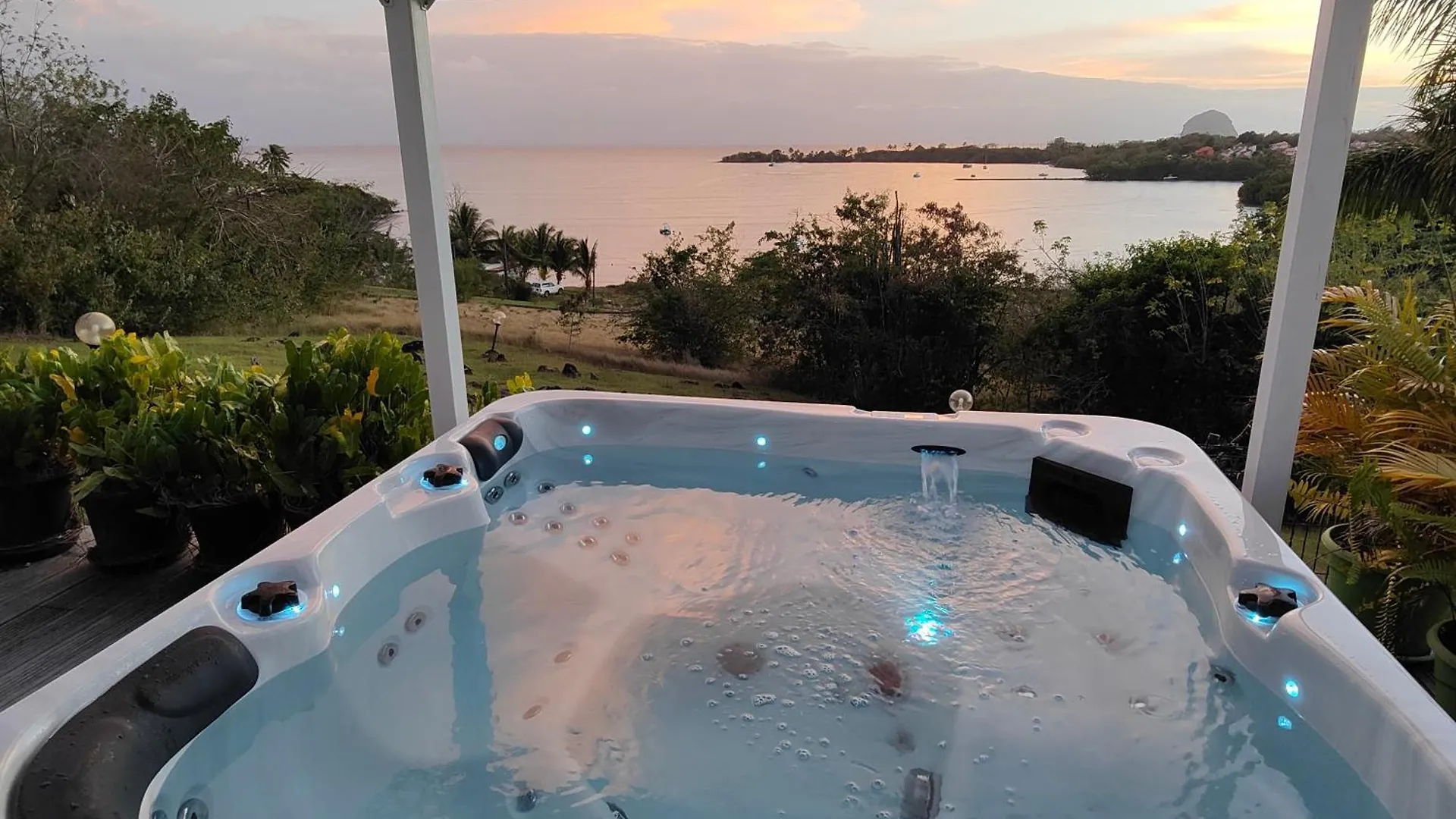 Jacuzzi, Sauna, Piscine Et Magnifique Vue Sur La Mer ! Vivez Le Luxe De La Dependance De La Villa Nadia Le Diamant Martinique
